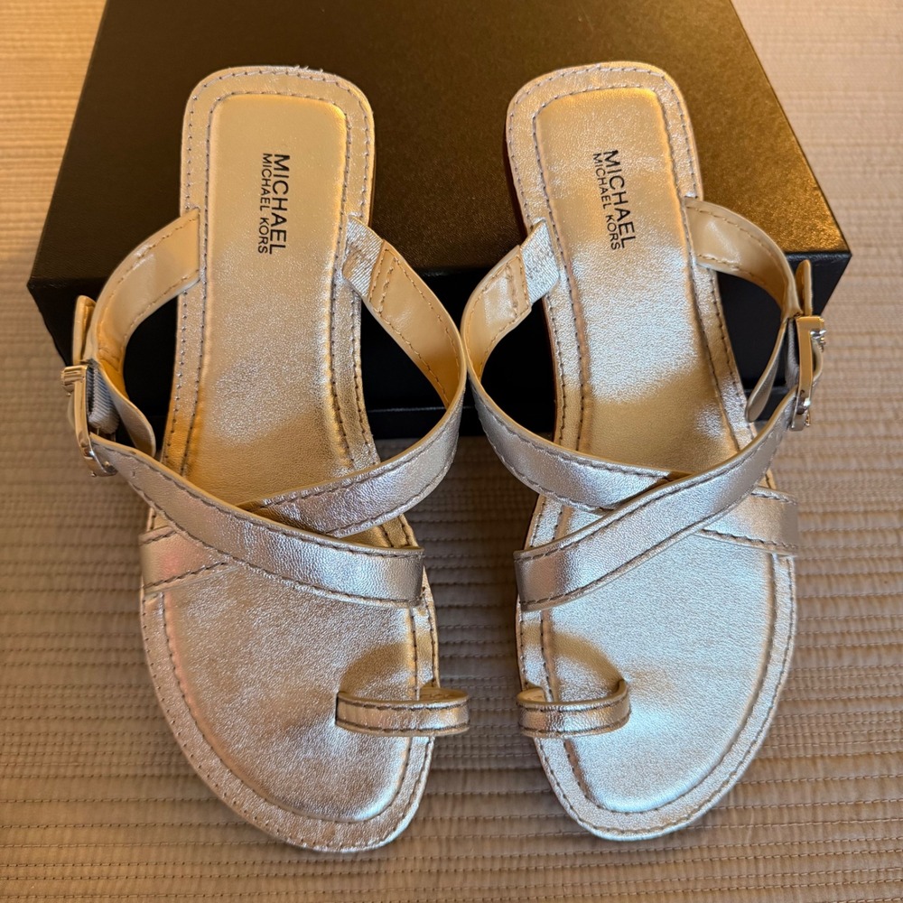 NEW Michael Kors Womens Silver Metallic Leather Toe Loop Flat Sandals Size 9.5M